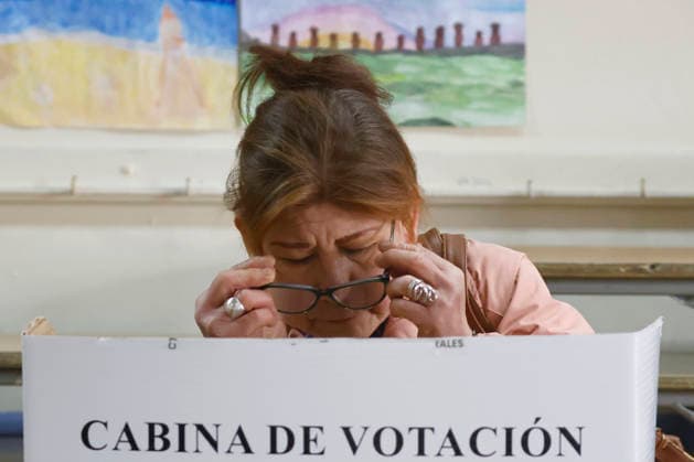 Santiago June 7, 2026 Peruvian citizens in Chile vote during the second round of the presidential election in the commune of Providencia Dragomir Yankovic Aton Chile, Santiago Chile Aton 1162992  Copyright: DRAGOMIRxYANKOVIC ATONxCHILE