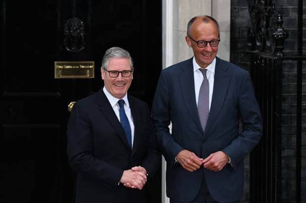 Leaders meet at Downing Street for Ukraine Summit LONDON, UNITED KINGDOM - JUNE 07: British Prime Minister Keir Starmer (L) welcomes German Chancellor Friedrich Merz (R) at the entrance of 10 Downing Street before talks focused on continued support and solidarity for Ukraine in London, United Kingdom on June 07, 2026. Rasid Necati Aslim Anadolu London United Kingdom. Editorial use only. Please get in touch for any other usage.  Copyright: x2026xAnadoluxRasidxNecatixAslimx