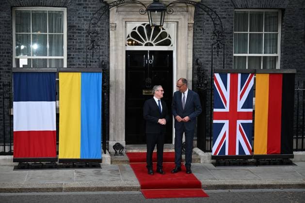 Leaders meet at Downing Street for Ukraine Summit LONDON, UNITED KINGDOM - JUNE 07: British Prime Minister Keir Starmer (L) welcomes German Chancellor Friedrich Merz (R) at the entrance of 10 Downing Street before talks focused on continued support and solidarity for Ukraine in London, United Kingdom on June 07, 2026. Rasid Necati Aslim Anadolu London United Kingdom. Editorial use only. Please get in touch for any other usage.  Copyright: x2026xAnadoluxRasidxNecatixAslimx