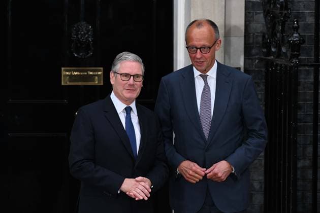Leaders meet at Downing Street for Ukraine Summit LONDON, UNITED KINGDOM - JUNE 07: British Prime Minister Keir Starmer (L) welcomes German Chancellor Friedrich Merz (R) at the entrance of 10 Downing Street before talks focused on continued support and solidarity for Ukraine in London, United Kingdom on June 07, 2026. Rasid Necati Aslim Anadolu London United Kingdom. Editorial use only. Please get in touch for any other usage.  Copyright: x2026xAnadoluxRasidxNecatixAslimx