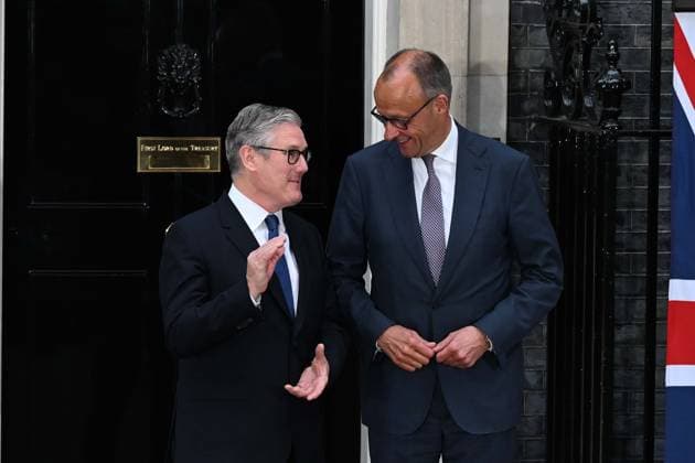 Leaders meet at Downing Street for Ukraine Summit LONDON, UNITED KINGDOM - JUNE 07: British Prime Minister Keir Starmer (L) welcomes German Chancellor Friedrich Merz (R) at the entrance of 10 Downing Street before talks focused on continued support and solidarity for Ukraine in London, United Kingdom on June 07, 2026. Rasid Necati Aslim Anadolu London United Kingdom. Editorial use only. Please get in touch for any other usage.  Copyright: x2026xAnadoluxRasidxNecatixAslimx
