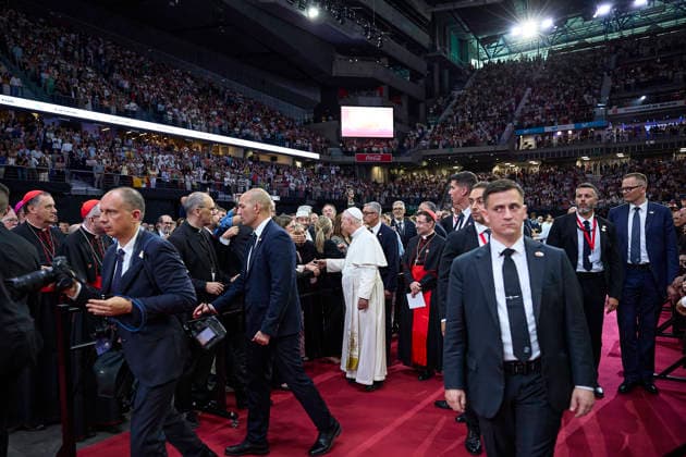 Pope Leo XIV presides over the meeting Weaving networks with the world of culture, education, business and sport in Madrid Pope Leo XIV during the meeting Weaving networks with the world of culture, education, business and sport , at the Movistar Arena, on June 6, 2026, in Madrid Spain The meeting entitled Weaving networks with the world of culture, education, business and sport brings together representatives from different fields to reflect on their contribution to society The event includes interventions and a space for dialogue around collaboration between civil institutions and the Church, The event includes speeches and a space for dialogue on collaboration between civil institutions and the Church 07 JUNE 2026 POPE LEON XIV WEVING N  Copyright: xJesusxHellin EuropaxPress Poolx 7579494