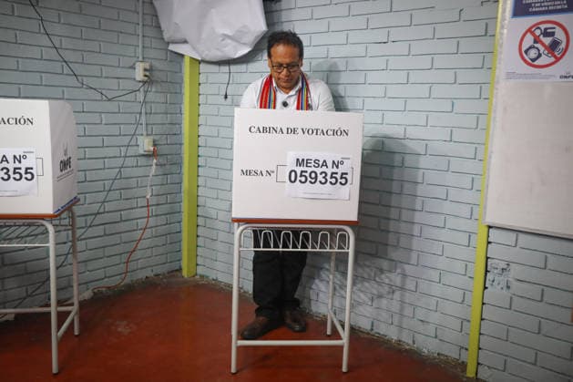 Second round of the Presidential Elections in Lima, Peru LIMA, PERU - JUNE 07: Leftist presidential candidate Roberto Sanchez of the Together for Peru (Juntos por el Peru) party cast his ballot at a polling station during the second round of the presidential elections in Lima, Peru on June 07, 2026. Jorge Cerdan Anadolu Lima Peru. Editorial use only. Please get in touch for any other usage.  Copyright: x2026xAnadoluxJorgexCerdanx