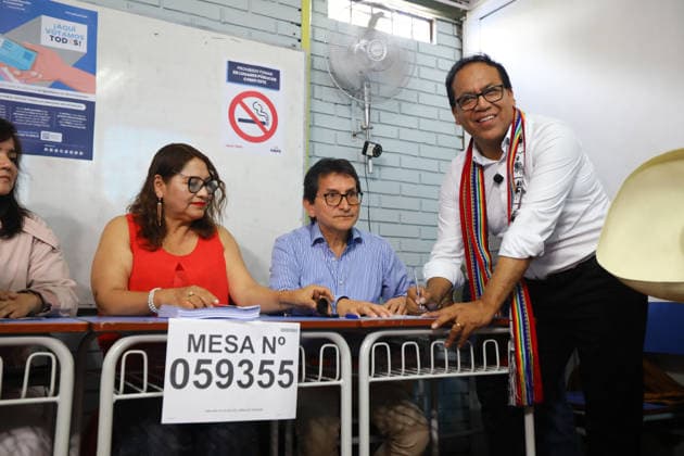 Second round of the Presidential Elections in Lima, Peru LIMA, PERU - JUNE 07: Leftist presidential candidate Roberto Sanchez of the Together for Peru (Juntos por el Peru) party cast his ballot at a polling station during the second round of the presidential elections in Lima, Peru on June 07, 2026. Jorge Cerdan Anadolu Lima Peru. Editorial use only. Please get in touch for any other usage.  Copyright: x2026xAnadoluxJorgexCerdanx