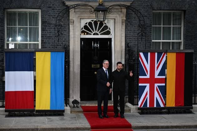 Leaders meet at Downing Street for Ukraine Summit LONDON, UNITED KINGDOM - JUNE 07: Ukrainian President Volodymyr Zelenskyy (R) arrives at 10 Downing Street to meet with British Prime Minister Keir Starmer (L), German Chancellor Friedrich Merz and French President Emmanuel Macron for talks focused on continued support and solidarity for Ukraine in London, United Kingdom on June 07, 2026. Rasid Necati Aslim Anadolu London United Kingdom. Editorial use only. Please get in touch for any other usage.  Copyright: x2026xAnadoluxRasidxNecatixAslimx