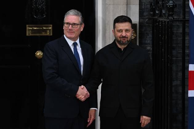 Leaders meet at Downing Street for Ukraine Summit LONDON, UNITED KINGDOM - JUNE 07: Ukrainian President Volodymyr Zelenskyy (R) arrives at 10 Downing Street to meet with British Prime Minister Keir Starmer (L), German Chancellor Friedrich Merz and French President Emmanuel Macron for talks focused on continued support and solidarity for Ukraine in London, United Kingdom on June 07, 2026. Rasid Necati Aslim Anadolu London United Kingdom. Editorial use only. Please get in touch for any other usage.  Copyright: x2026xAnadoluxRasidxNecatixAslimx