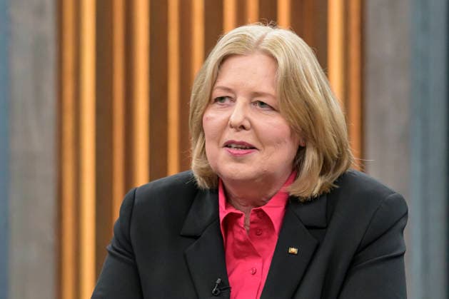 im Bild v.l.: Bärbel Bas (SPD), Parteivorsitzende, Bundesministerin für Arbeit und Soziales GER, Berlin, Studio, zu Gast bei - Caren Miosga, Polittalk, TV, Format, Aufzeichnung, Live, Das Erste, aus Adlershof - am Studio 20, Thema: Ist die SPD bereit für große Reformen, Frau Bas?, 07.06.2026, *** in the picture from l Bärbel Bas SPD , Party Chairwoman, Federal Minister of Labor and Social Affairs GER, Berlin, Studio, guest of Caren Miosga, Polittalk, TV, format, recording, live, Das Erste, from Adlershof at Studio 20, topic Is the SPD ready for major reforms, Ms. Bas , 07 06 2026, Copyright: HMBxMedia UwexKoch