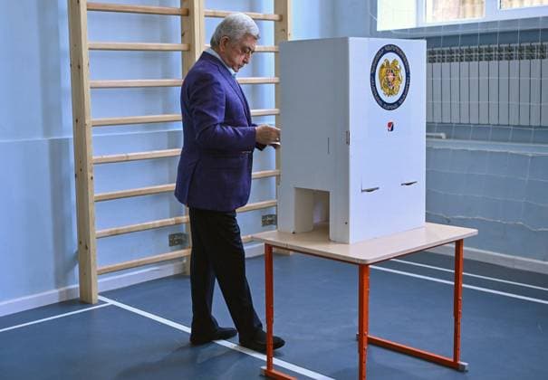 Armenia Parliamentary Election 9185276 07.06.2026 Former Armenian President Serzh Sargsyan votes by a voting booth before casting his ballot at a polling station during the Armenian parliamentary election in Yerevan, Armenia. Stringer Sputnik Yerevan Armenia  Copyright: xStringerx