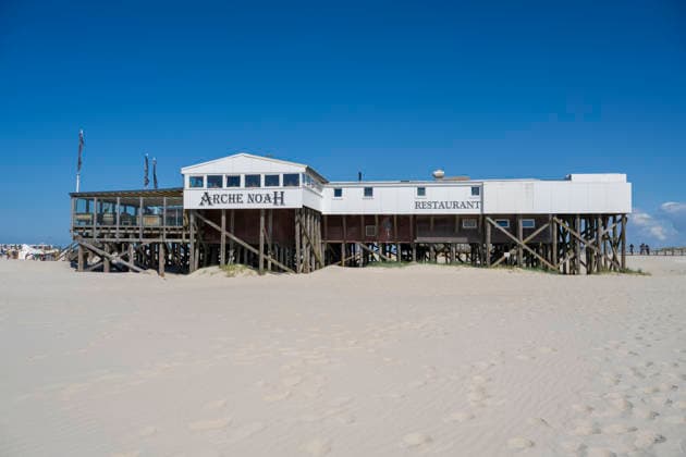 Restaurant am Meer, Arche Noah, Pfahlbauten, Sankt Peter-Ording, Eiderstedt, Nordfriesland, Nordsee, Schleswig-Holstein, Deutschland *** Restaurant on Sea, Arche Noah, Pile dwellings, Sankt Peter Ording, Eiderstedt, North Friesland, North Sea, Schleswig Holstein, Germany 1100405130