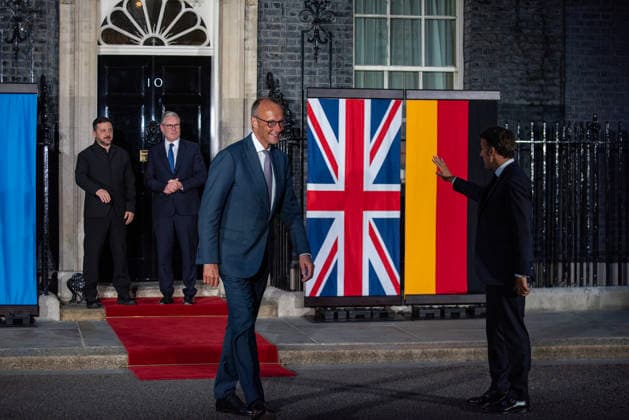 Starmer to host Zelenskyy and EU leaders in London, UK - 07 Jun 2026 French President, Emmanuel Macron (Front Right) waves good bye to the Ukrainian President Volodymyr Zelenskyy (Back Left) and the British Prime Minister, Keir Starmer (Back Right) while the German Chancellor, Friedrich Merz (Front Left) walks away after the meeting at the Downing Street in London. Prime Minister of the United Kingdom, Keir Starmer hosted the President of Ukraine, Volodymyr Zelenskyy, the President of France, Emmanuel Macron and Chancellor of Germany, Friedrich Merz for talks in Downing Street to discuss further supports for Ukraine ongoing war against Russia. London United Kingdom Copyright: xKrisztianxElekx xSOPAxImagesx SSS_20260607_ZELENSKYY_MEETING_0011005030