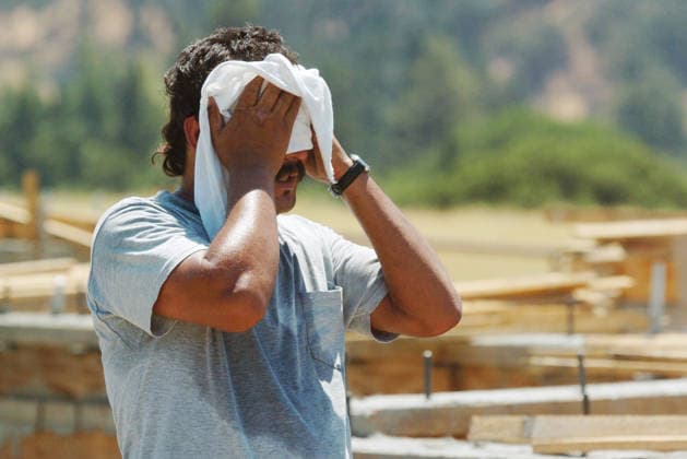 Global Warming Day Jun 24, 2006 - Walnut Creek, CA, USA - Construction worker SALVADOR REOS of Richmond cools down with a water soaked cloth as he takes a break from work in the high heat at the North Gate Ridge Development in Walnut Creek, Calif, on Monday, July 24, 2006. Richmond CA USA Copyright: xBobxLarsonx