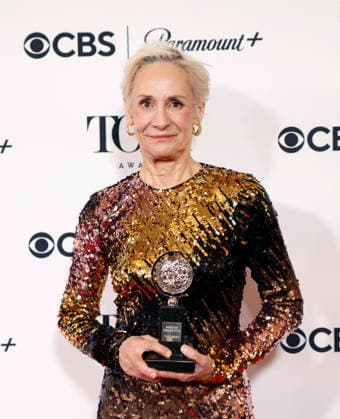 Laurie Metcalf poses with the Best Performance by an Actress in a Featured Role in a Play award for Arthur Miller s Death of a Salesman backstage at The 79th Annual Tony Awards at Radio City Music Hall on Sunday, June 7, 2026 in New York City.  NYP20260607300 JohnxAngelillo
