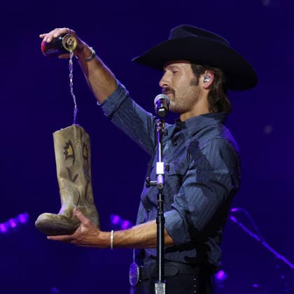 CMA Music Festival - Day 4 Glen Powell onstage at day four of the CMA Music Festival held at Nissan Stadium on June 7, 2026 in Nashville, TN. Nashville Nissan Stadium Tennessee USA Copyright: xCurtisxHilbunx xAFF-USA.comx