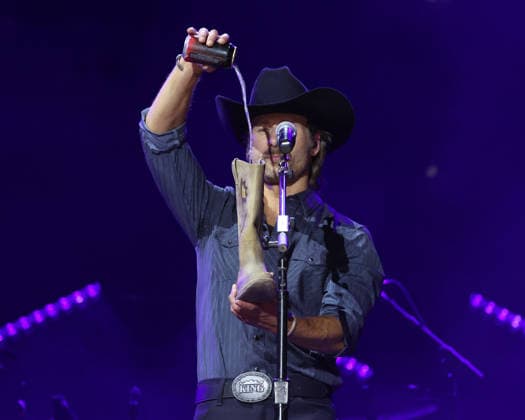 CMA Music Festival - Day 4 Glen Powell onstage at day four of the CMA Music Festival held at Nissan Stadium on June 7, 2026 in Nashville, TN. Nashville Nissan Stadium Tennessee USA Copyright: xCurtisxHilbunx xAFF-USA.comx