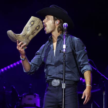 CMA Music Festival - Day 4 Glen Powell onstage at day four of the CMA Music Festival held at Nissan Stadium on June 7, 2026 in Nashville, TN. Nashville Nissan Stadium Tennessee USA Copyright: xCurtisxHilbunx xAFF-USA.comx