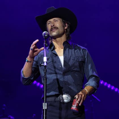 CMA Music Festival - Day 4 Glen Powell onstage at day four of the CMA Music Festival held at Nissan Stadium on June 7, 2026 in Nashville, TN. Nashville Nissan Stadium Tennessee USA Copyright: xCurtisxHilbunx xAFF-USA.comx