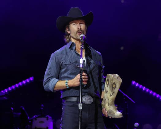 CMA Music Festival - Day 4 Glen Powell onstage at day four of the CMA Music Festival held at Nissan Stadium on June 7, 2026 in Nashville, TN. Nashville Nissan Stadium Tennessee USA Copyright: xCurtisxHilbunx xAFF-USA.comx