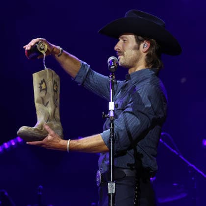 CMA Music Festival - Day 4 Glen Powell onstage at day four of the CMA Music Festival held at Nissan Stadium on June 7, 2026 in Nashville, TN. Nashville Nissan Stadium Tennessee USA Copyright: xCurtisxHilbunx xAFF-USA.comx