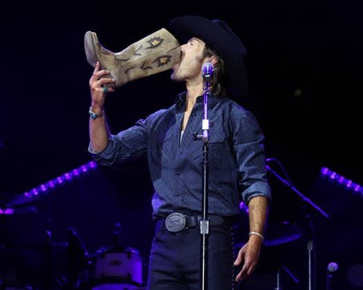 CMA Music Festival - Day 4 Glen Powell onstage at day four of the CMA Music Festival held at Nissan Stadium on June 7, 2026 in Nashville, TN. Nashville Nissan Stadium Tennessee USA Copyright: xCurtisxHilbunx xAFF-USA.comx