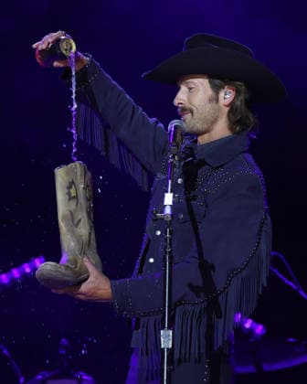 CMA Music Festival - Day 4 Glen Powell onstage at day four of the CMA Music Festival held at Nissan Stadium on June 7, 2026 in Nashville, TN. Nashville Nissan Stadium Tennessee USA Copyright: xCurtisxHilbunx xAFF-USA.comx
