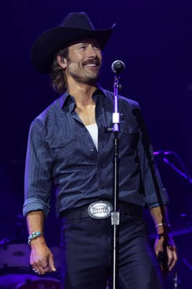 CMA Music Festival - Day 4 Glen Powell onstage at day four of the CMA Music Festival held at Nissan Stadium on June 7, 2026 in Nashville, TN. Nashville Nissan Stadium Tennessee USA Copyright: xCurtisxHilbunx xAFF-USA.comx