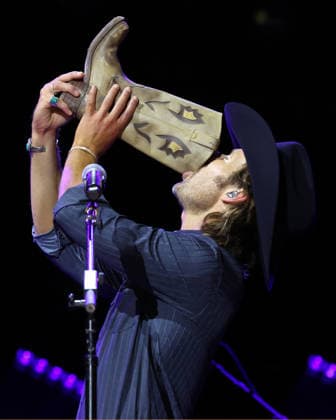 CMA Music Festival - Day 4 Glen Powell onstage at day four of the CMA Music Festival held at Nissan Stadium on June 7, 2026 in Nashville, TN. Nashville Nissan Stadium Tennessee USA Copyright: xCurtisxHilbunx xAFF-USA.comx