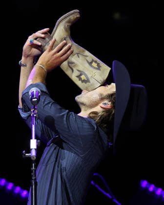 CMA Music Festival - Day 4 Glen Powell onstage at day four of the CMA Music Festival held at Nissan Stadium on June 7, 2026 in Nashville, TN. Nashville Nissan Stadium Tennessee USA Copyright: xCurtisxHilbunx xAFF-USA.comx