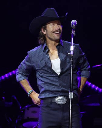 CMA Music Festival - Day 4 Glen Powell onstage at day four of the CMA Music Festival held at Nissan Stadium on June 7, 2026 in Nashville, TN. Nashville Nissan Stadium Tennessee USA Copyright: xCurtisxHilbunx xAFF-USA.comx