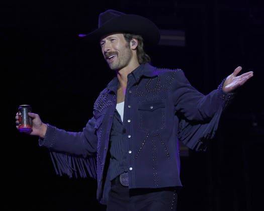 CMA Music Festival - Day 4 Glen Powell onstage at day four of the CMA Music Festival held at Nissan Stadium on June 7, 2026 in Nashville, TN. Nashville Nissan Stadium Tennessee USA Copyright: xCurtisxHilbunx xAFF-USA.comx