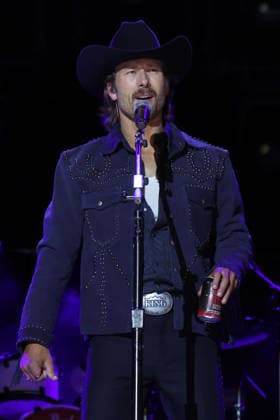 CMA Music Festival - Day 4 Glen Powell onstage at day four of the CMA Music Festival held at Nissan Stadium on June 7, 2026 in Nashville, TN. Nashville Nissan Stadium Tennessee USA Copyright: xCurtisxHilbunx xAFF-USA.comx