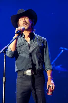 June 7, 2026 - Nashville, Tennessee; USA - Actor GLEN POWELL makes an appearance at the Nissan Stadium as part of the 2026 CMA Music Festival that took place in downtown Nashville. Copyright 2026 . Nashville USA  - ZUMAm78_ 20260607_zaf_m78_097 Copyright: xJasonxMoorex