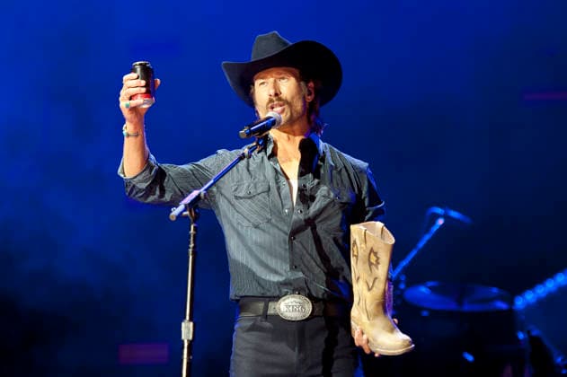 June 7, 2026 - Nashville, Tennessee; USA - Actor GLEN POWELL makes an appearance at the Nissan Stadium as part of the 2026 CMA Music Festival that took place in downtown Nashville. Copyright 2026 . Nashville USA  - ZUMAm78_ 20260608_zaf_m78_001 Copyright: xJasonxMoorex