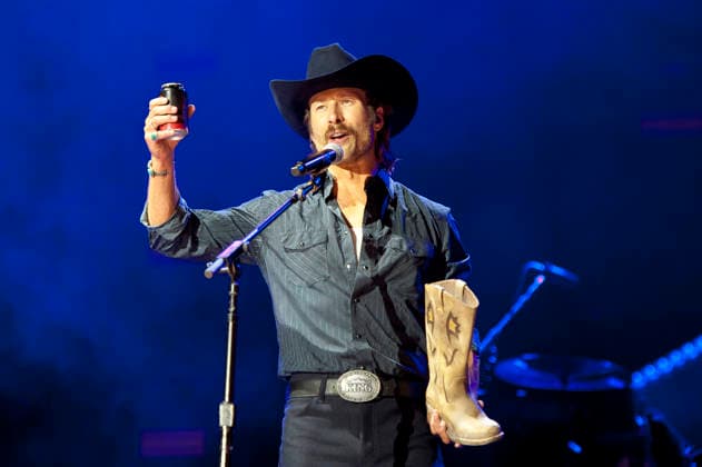 June 7, 2026 - Nashville, Tennessee; USA - Actor GLEN POWELL makes an appearance at the Nissan Stadium as part of the 2026 CMA Music Festival that took place in downtown Nashville. Copyright 2026 . Nashville USA  - ZUMAm78_ 20260608_zaf_m78_002 Copyright: xJasonxMoorex