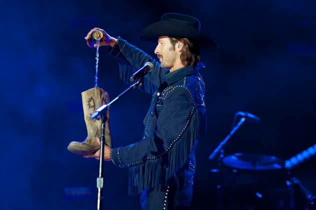 June 7, 2026 - Nashville, Tennessee; USA - Actor GLEN POWELL makes an appearance at the Nissan Stadium as part of the 2026 CMA Music Festival that took place in downtown Nashville. Copyright 2026 . Nashville USA  - ZUMAm78_ 20260608_zaf_m78_008 Copyright: xJasonxMoorex