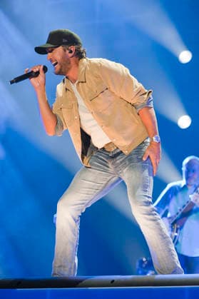 June 7, 2026 - Nashville, Tennessee; USA - Musician LUKE BRYAN performs live at the Nissan Stadium as part of the 2026 CMA Music Festival that took place in downtown Nashville. Copyright 2026 . Nashville USA  - ZUMAm78_ 20260608_zaf_m78_027 Copyright: xJasonxMoorex