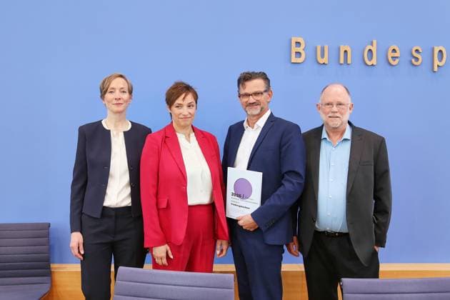 Berlin, Deutschland, 08.06.2026: Bundespressekonferenz: Vorstellung Friedensgutachten 2026: L-R: Ursula Schröder, Institut für Friedensforschung und Sicherheitspolitik an der Universität Hamburg (IFSH), Nicole Deitelhoff, PRIF ? Leibniz-Institut für Friedens- und Konfliktforschung, Conrad Schetter, Bonn International Centre for Conflict Studies (bicc), Tobias Debiel, Institut für Entwicklung und Frieden (INEF) der Universität Duisburg-Essen, *** Berlin, Germany, 08 06 2026 Federal Press Conference Presentation of the Peace Report 2026 L R Ursula Schröder, Institute for Peace Research and Security Policy at the University of Hamburg IFSH , Nicole Deitelhoff, PRIF Leibniz Institute for Peace and Conflict Research, Conrad Schetter, Bonn Intern Copyright: xdtsxNachrichtenagenturx dts_121923