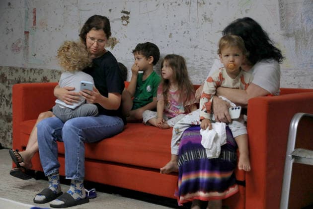 Israelis take shelter due missiles launched from Yemen TEL AVIV, ISRAEL - JUNE 08: Israelis take shelter as warning sirens sound across Tel Aviv following missiles launched from Yemen on June 08, 2026 in Tel Aviv, Israel. Gideon Markowicz Anadolu Tel Aviv Israel. Editorial use only. Please get in touch for any other usage.  Copyright: x2026xAnadoluxGideonxMarkowiczx
