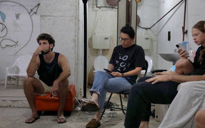Israelis take shelter due missiles launched from Yemen TEL AVIV, ISRAEL - JUNE 08: Israelis take shelter as warning sirens sound across Tel Aviv following missiles launched from Yemen on June 08, 2026 in Tel Aviv, Israel. Gideon Markowicz Anadolu Tel Aviv Israel. Editorial use only. Please get in touch for any other usage.  Copyright: x2026xAnadoluxGideonxMarkowiczx