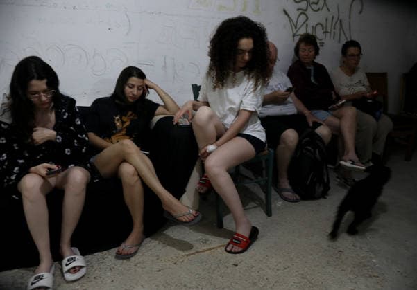 Israelis take shelter due missiles launched from Yemen TEL AVIV, ISRAEL - JUNE 08: Israelis take shelter as warning sirens sound across Tel Aviv following missiles launched from Yemen on June 08, 2026 in Tel Aviv, Israel. Gideon Markowicz Anadolu Tel Aviv Israel. Editorial use only. Please get in touch for any other usage.  Copyright: x2026xAnadoluxGideonxMarkowiczx
