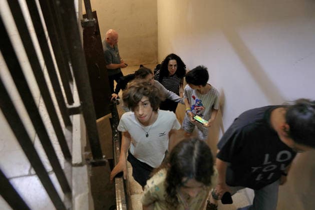 Israelis take shelter due missiles launched from Yemen TEL AVIV, ISRAEL - JUNE 08: Israelis take shelter as warning sirens sound across Tel Aviv following missiles launched from Yemen on June 08, 2026 in Tel Aviv, Israel. Gideon Markowicz Anadolu Tel Aviv Israel. Editorial use only. Please get in touch for any other usage.  Copyright: x2026xAnadoluxGideonxMarkowiczx