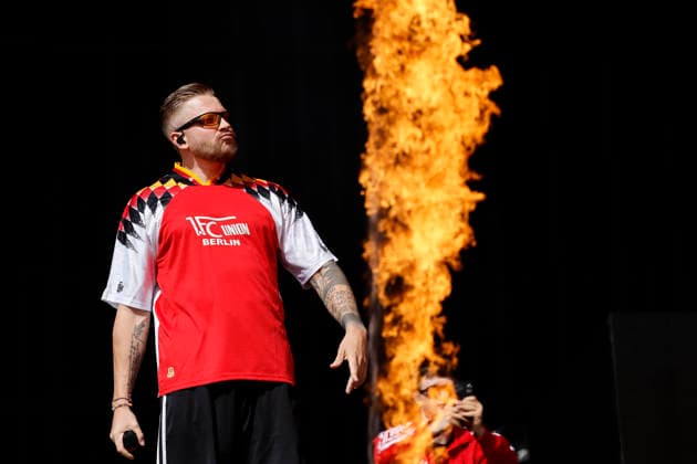 Rapper Finch bei Rock am Ring (RaR) 2026. Rock am Ring ist ein von Marek Lieberberg gegründetes Musikfestival, das traditionell auf dem Nürburgring in der Nähe der Stadt Adenau in der Eifel stattfindet. Es gilt als das traditionsreichste Rockfestival Deutschlands. Nürburg, 07.06.2026 Rheinland-Pfalz Deutschland *** Rapper Finch at Rock am Ring RaR 2026 Rock am Ring is a music festival founded by Marek Lieberberg that traditionally takes place at the Nürburgring near the town of Adenau in the Eifel It is considered the most traditional rock festival in Germany Nürburg, 07 06 2026 Rhineland-Palatinate Germany Copyright: xChristophxHardtx