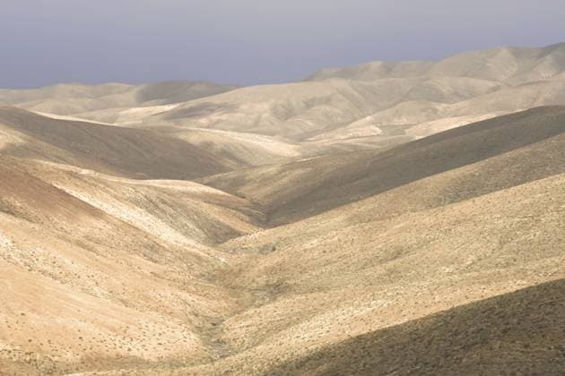 Creative Highlights World Wüstenlandschaft auf der kanarischen Insel Fuerteventura mit Sanddünen und größerer Landschaft Desert landscape on the Canary island of Fuerteventura with sand dunes and larger landscape Copyright: imageBROKER IngridxRuch ibxiqx17838898.jpg