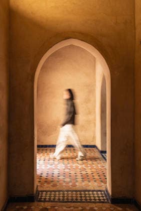 Woman exploring the Bahia palace in Marrakesh Marrakesh, Marrakesh-Safi, Morocco CR_THHE260607A-2019170-01 ,model released, Symbolfoto