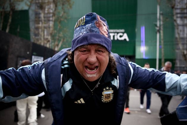 Fans Pay respect to the remains of the Indio Solari in Buenos Aires - 07 Jun 2026 A fan reacts as they wait to pay their respects to singer Carlos Indio Solari during his funeral ceremony. The Argentine rock musician Carlos Alberto Solari known as Indio Solari, who was a member of the band Patricio Rey y sus Redonditos de Ricota, died on June 5 at his home in Parque Leloir. Buenos Aires Argentina Copyright: xRobertoxTuerox xSOPAxImagesx RTUERO_202606072002