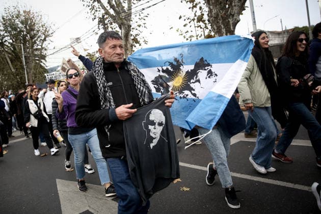 Fans Pay respect to the remains of the Indio Solari in Buenos Aires - 07 Jun 2026 Fans wait to pay their respects to singer Carlos Indio Solari during his funeral ceremony. The Argentine rock musician Carlos Alberto Solari known as Indio Solari, who was a member of the band Patricio Rey y sus Redonditos de Ricota, died on June 5 at his home in Parque Leloir. Buenos Aires Argentina Copyright: xRobertoxTuerox xSOPAxImagesx RTUERO_202606072011