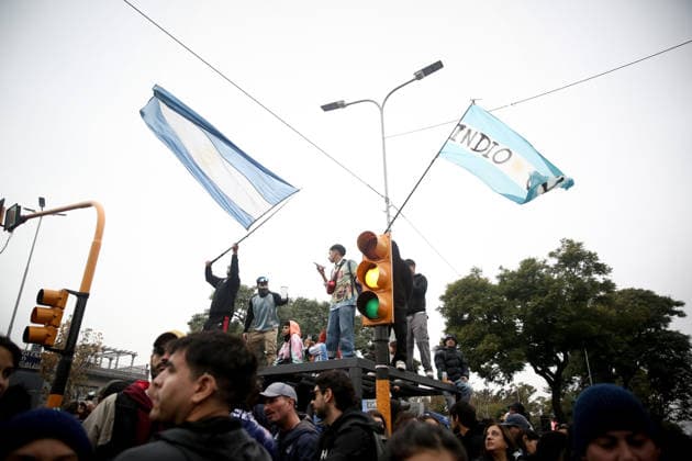 Fans Pay respect to the remains of the Indio Solari in Buenos Aires - 07 Jun 2026 Fans wait to pay their respects to singer Carlos Indio Solari during his funeral ceremony. The Argentine rock musician Carlos Alberto Solari known as Indio Solari, who was a member of the band Patricio Rey y sus Redonditos de Ricota, died on June 5 at his home in Parque Leloir. Buenos Aires Argentina Copyright: xRobertoxTuerox xSOPAxImagesx RTUERO_202606072018