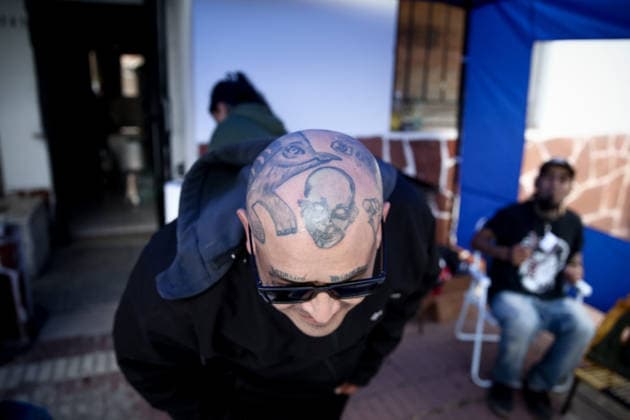 June 7, 2026, Buenos Aires, Argentina: A fan shows his tattoo of Redondos on his head as they wait to pay their respects to singer Carlos Indio Solari during his funeral. The Argentine rock musician Carlos Alberto Solari known as Indio Solari, who was a member of the band Patricio Rey y sus Redonditos de Ricota, died on June 5 at his home in Parque Leloir. Buenos Aires Argentina  - ZUMAs197 20260607_aaa_s197_577 Copyright: xRobertoxTuerox