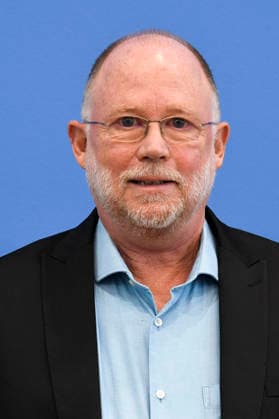 ABB BPK- Prof. Dr. Tobias Debiel, Institut für Entwicklung und Frieden (INEF) der Universität Duisburg-Essen Thema Bericht Vorstellung Friedensgutachten 2026 Die neuen Warlords. Gewaltdynamiken einhegen auf der BPK Bundespressekonferenz am 08.06.2026 in Berlin Berlin Deutschland *** ABB BPK Prof Dr Tobias Debiel, Institute for Development and Peace INEF of the University of Duisburg Essen Topic Report Presentation Peace Report 2026 The new warlords Contain the dynamics of violence at the BPK Federal Press Conference on 08 06 2026 in Berlin Berlin Germany