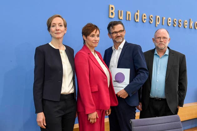 ABB BPK- Prof. Dr. Ursula Schroeder, Institut für Friedensforschung und Sicherheitspolitik an der Universität Hamburg (IFSH) Prof. Dr. Nicole Deitelhoff, PRIF Leibniz-Institut für Friedens- und KonfliktforschungProf. Dr. Conrad Schetter, Bonn International Centre for Conflict Studies (bicc) Prof. Dr. Tobias Debiel, Institut für Entwicklung und Frieden (INEF) der Universität Duisburg-Essen Thema Bericht Vorstellung Friedensgutachten 2026 Die neuen Warlords. Gewaltdynamiken einhegen auf der BPK Bundespressekonferenz am 08.06.2026 in Berlin Berlin Deutschland *** ABB BPK Prof Dr Ursula Schroeder, Institute for Peace Research and Security Policy at the University of Hamburg IFSH Prof Dr Nicole Deitelhoff, PRIF Leibniz Institute for Pea