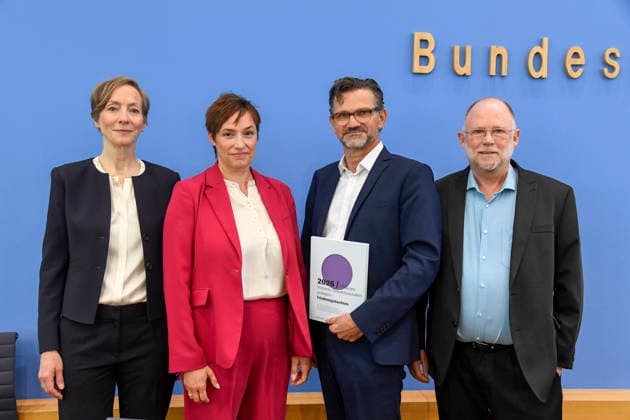 ABB BPK- Prof. Dr. Ursula Schroeder, Institut für Friedensforschung und Sicherheitspolitik an der Universität Hamburg (IFSH) Prof. Dr. Nicole Deitelhoff, PRIF Leibniz-Institut für Friedens- und KonfliktforschungProf. Dr. Conrad Schetter, Bonn International Centre for Conflict Studies (bicc) Prof. Dr. Tobias Debiel, Institut für Entwicklung und Frieden (INEF) der Universität Duisburg-Essen Thema Bericht Vorstellung Friedensgutachten 2026 Die neuen Warlords. Gewaltdynamiken einhegen auf der BPK Bundespressekonferenz am 08.06.2026 in Berlin Berlin Deutschland *** ABB BPK Prof Dr Ursula Schroeder, Institute for Peace Research and Security Policy at the University of Hamburg IFSH Prof Dr Nicole Deitelhoff, PRIF Leibniz Institute for Pea